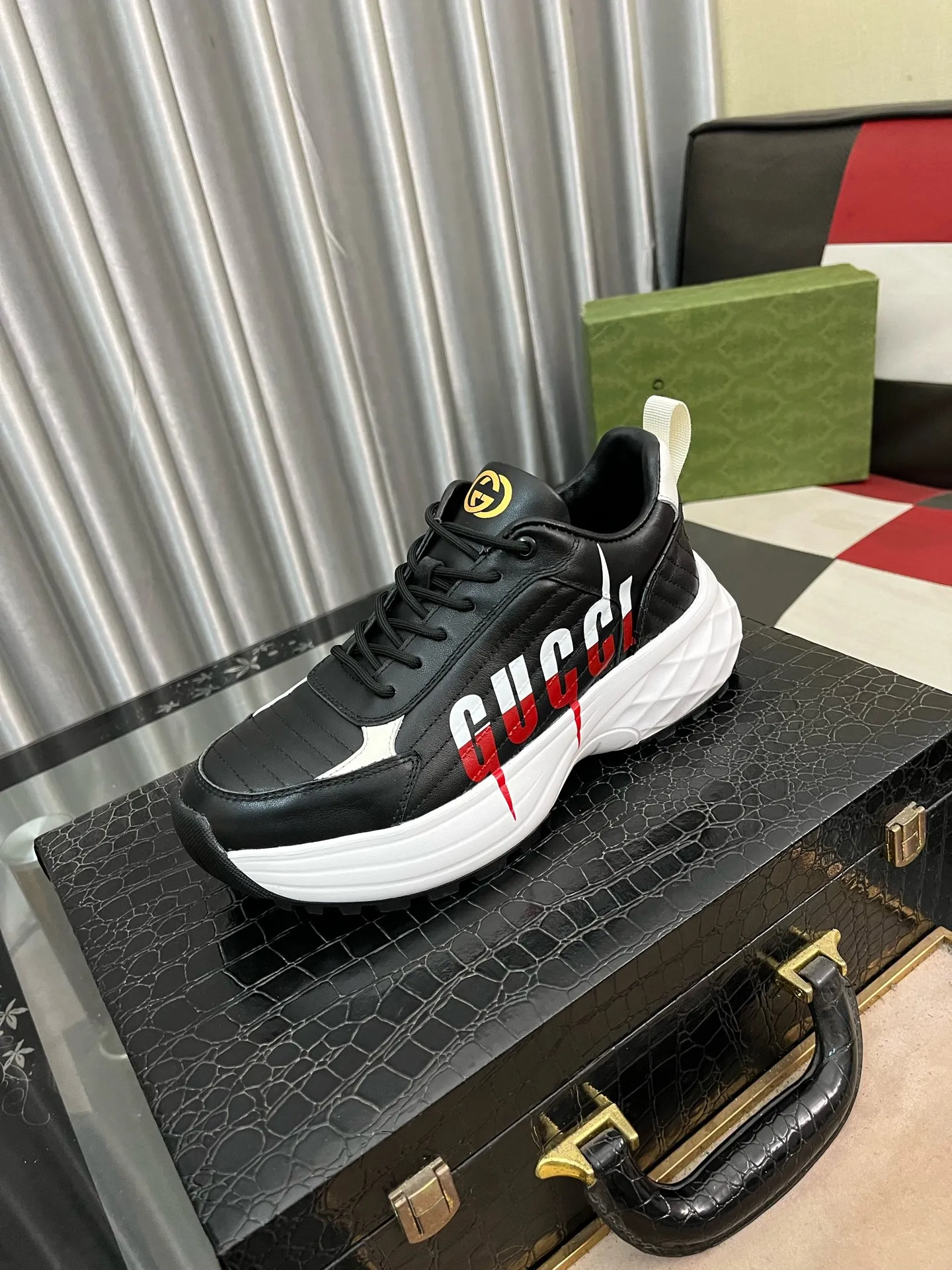 Men's shoes 💰500⌚️⌚️[Gucci] Gucci's latest casual men's shoes, welcome to 1:1 comparison, a popular Hong Kong counter casual shoe, counter quality, support inspection, high-quality workmanship, upper made of Italian imported calfskin, breathable mesh insole original fashion sports outsole, casual fashion, high-end quality, size: 38-442️⃣Colors available